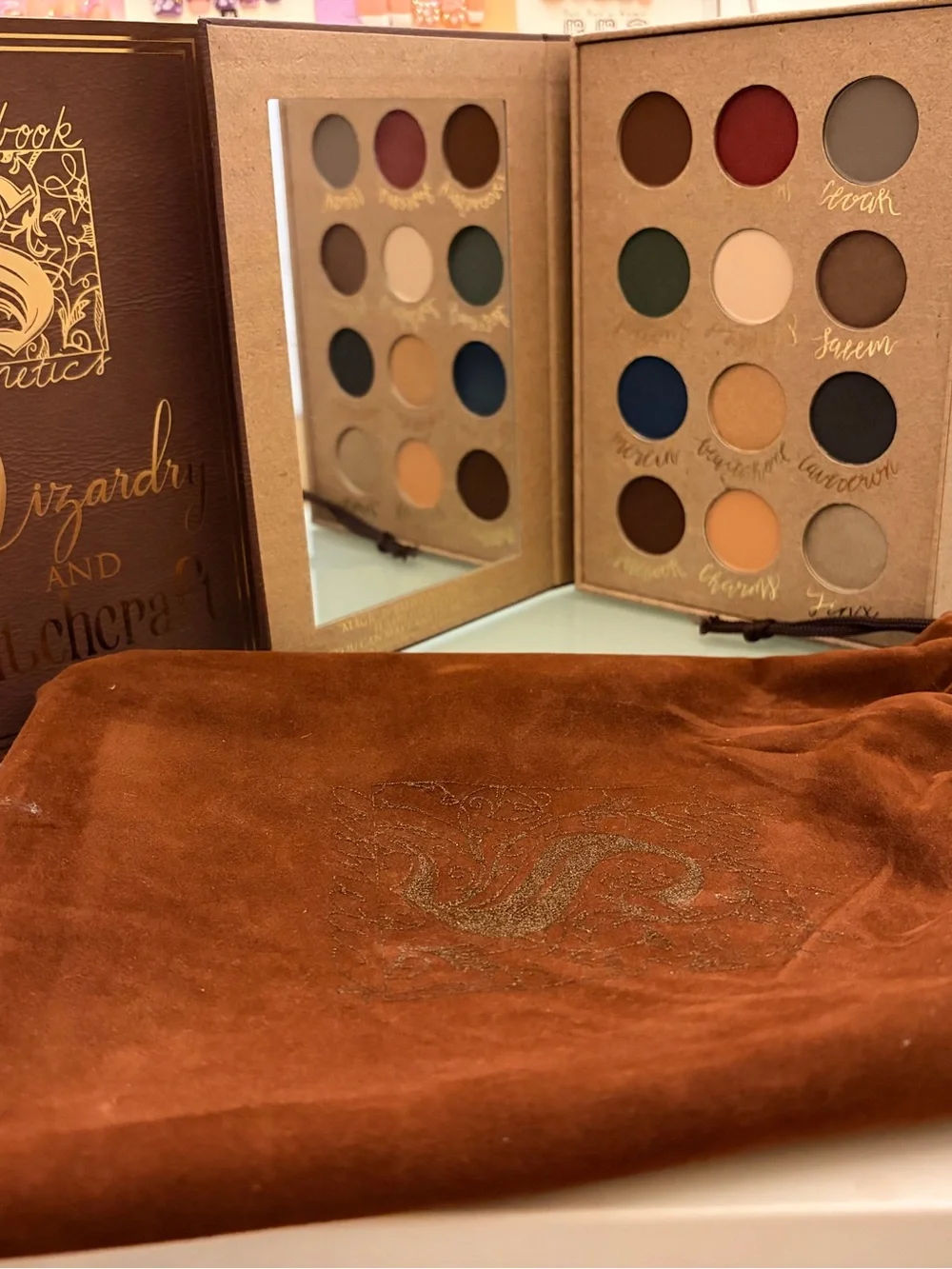 Storybook Cosmetics Eye shadow book with mirror (Revolution)